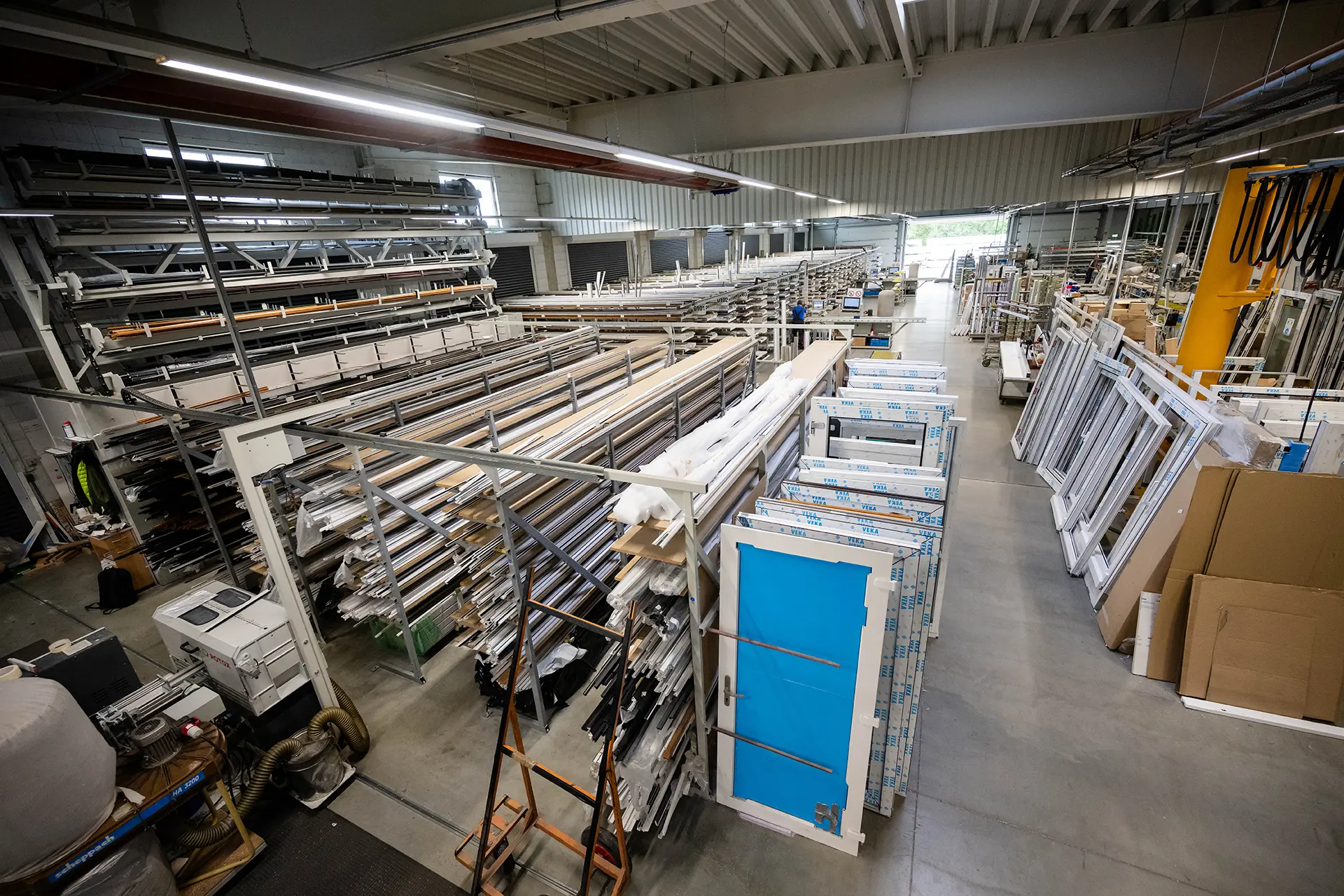 Große Fertigungshalle für Türen und Fenster Große Fertigungshalle für Türen und Fenster