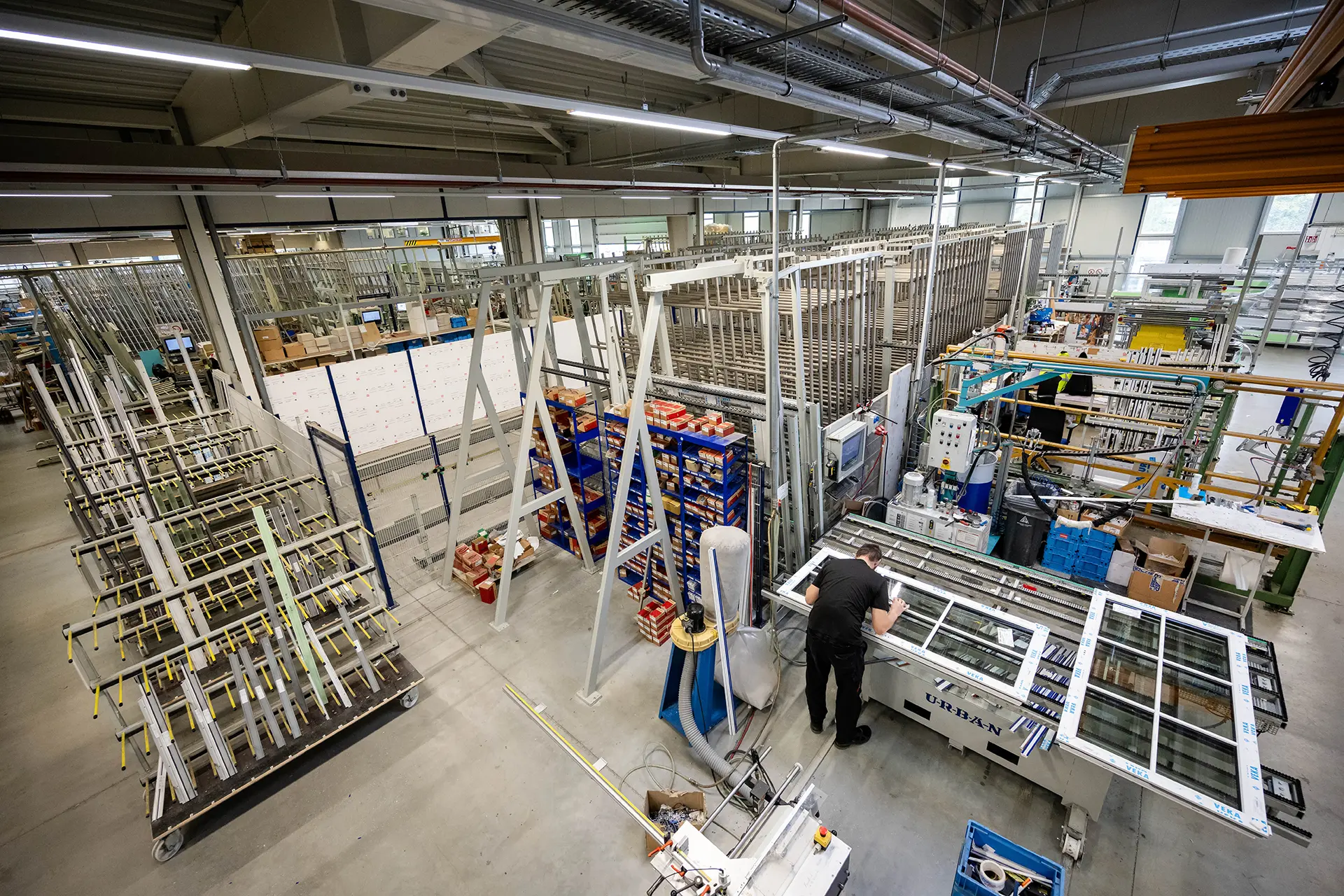 Fertigungshalle für Fenster und Türen Fertigungshalle für Fenster und Türen