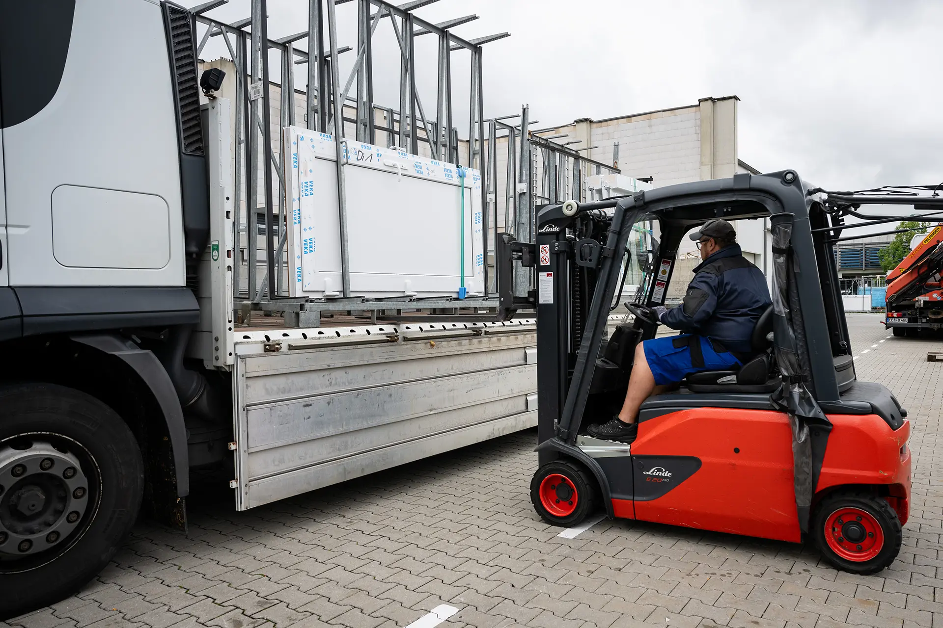 Gabelstapler belädt einen LKW Gabelstapler belädt einen LKW