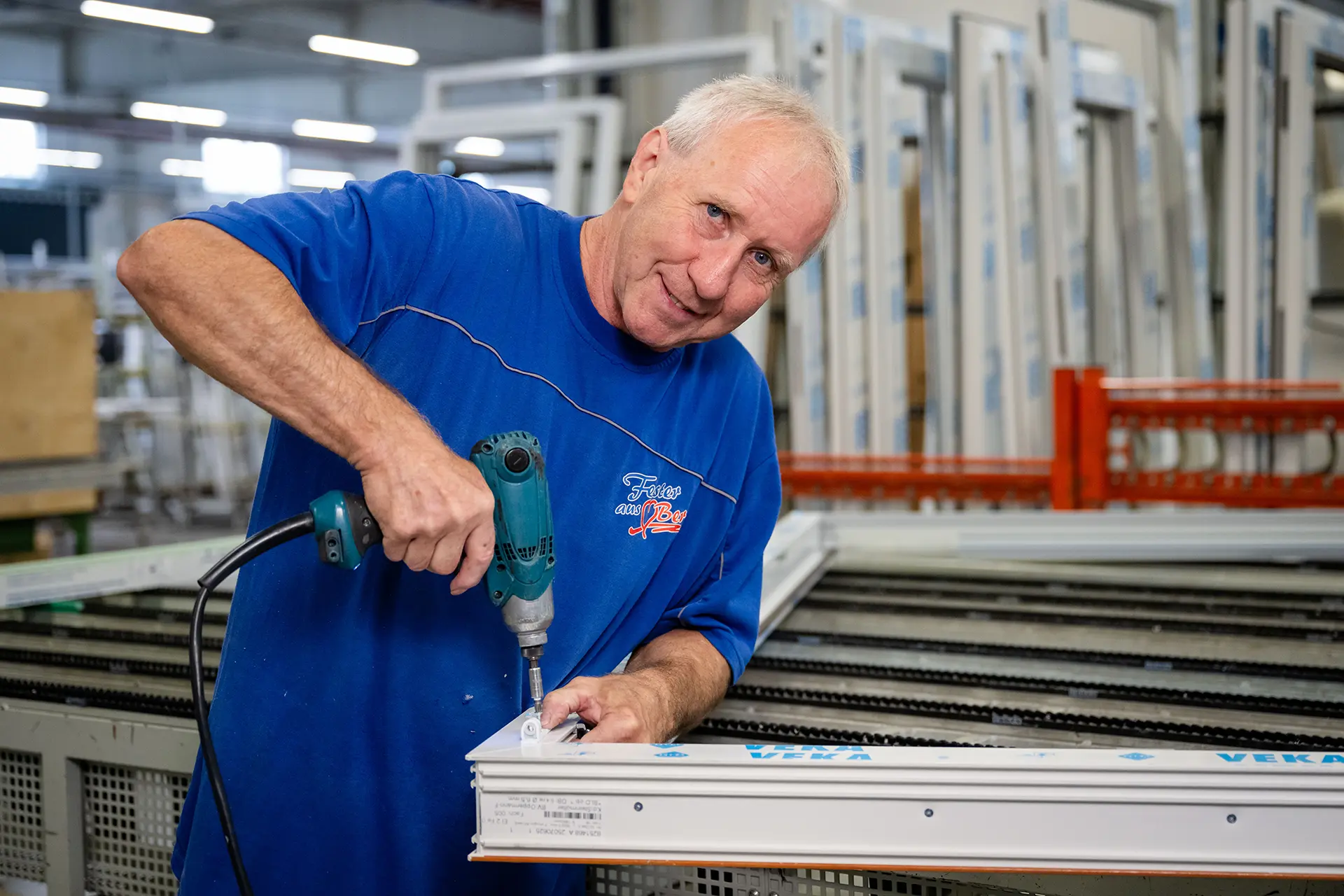 Mitarbeiter montiert Fensterrahmen Mitarbeiter montiert Fensterrahmen