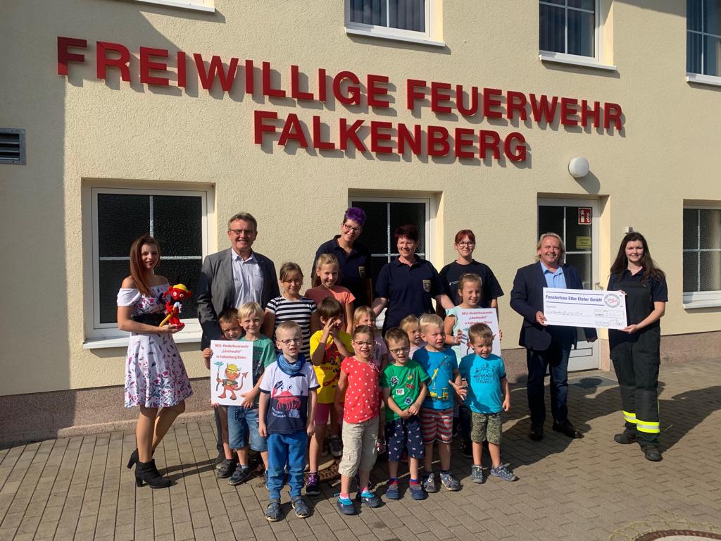 Jugendfeuerwehr Falkenberg mit erhaltenem Spendencheck Jugendfeuerwehr Falkenberg mit erhaltenem Spendencheck