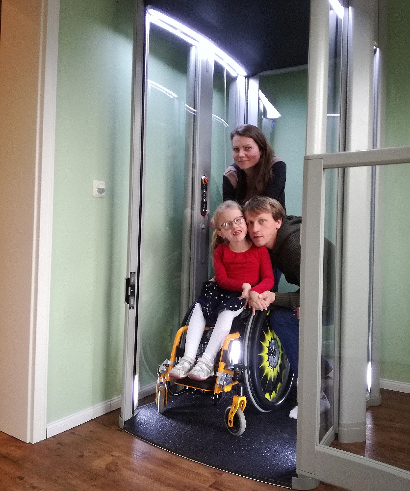 Leni und Ihre Eltern im Fahrstuhl Leni und Ihre Eltern im Fahrstuhl