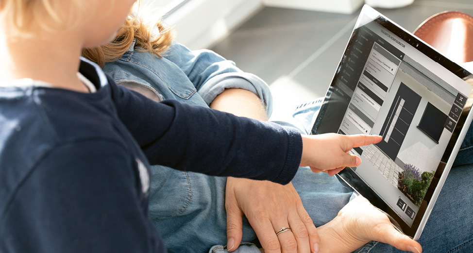 Mutter mit Kind benutzt den Traumtür-Konfigurator am Tablet Mutter mit Kind benutzt den Traumtür-Konfigurator am Tablet