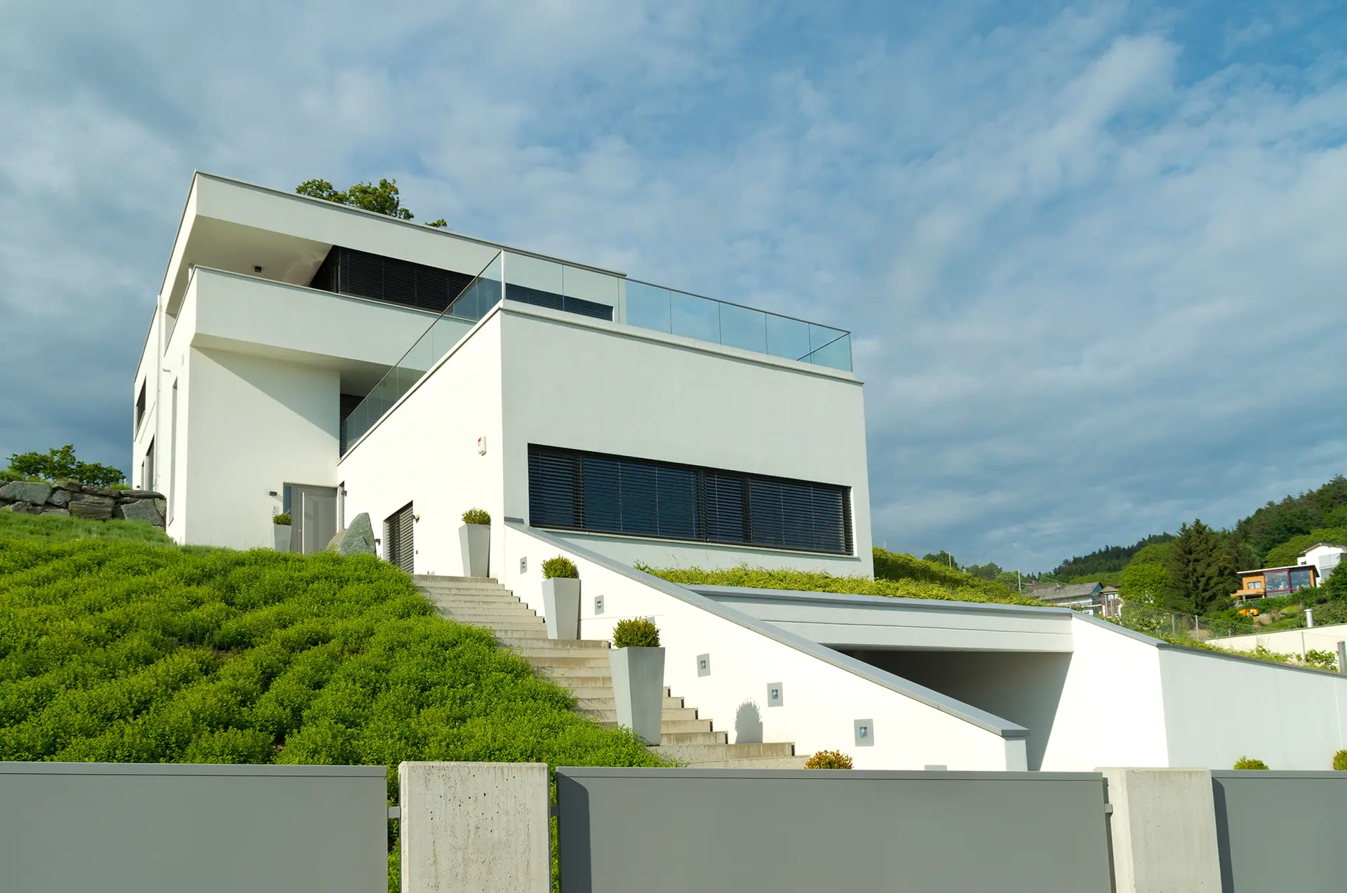 Modernes Haus mit großen maßgeschneiderten FensterfrontenKopie Modernes Haus mit großen maßgeschneiderten Fensterfronten