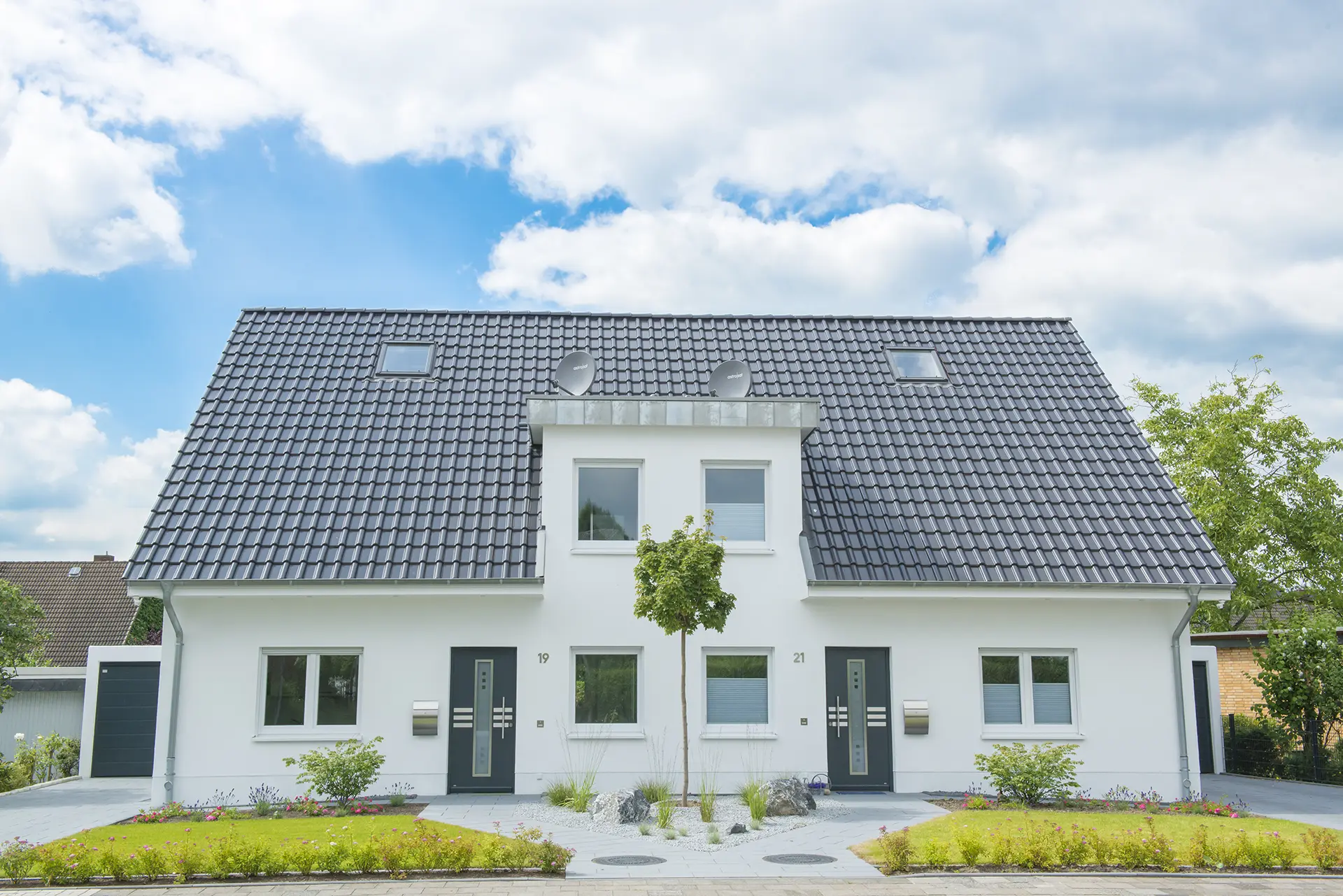 Haus mit modernen Fenstern und TürenKopie Haus mit modernen Fenstern und Türen