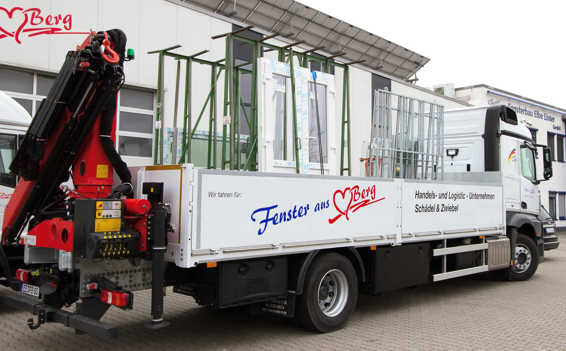 Transport LKW beladen mit Fensterrahmen Transport LKW beladen mit Fensterrahmen