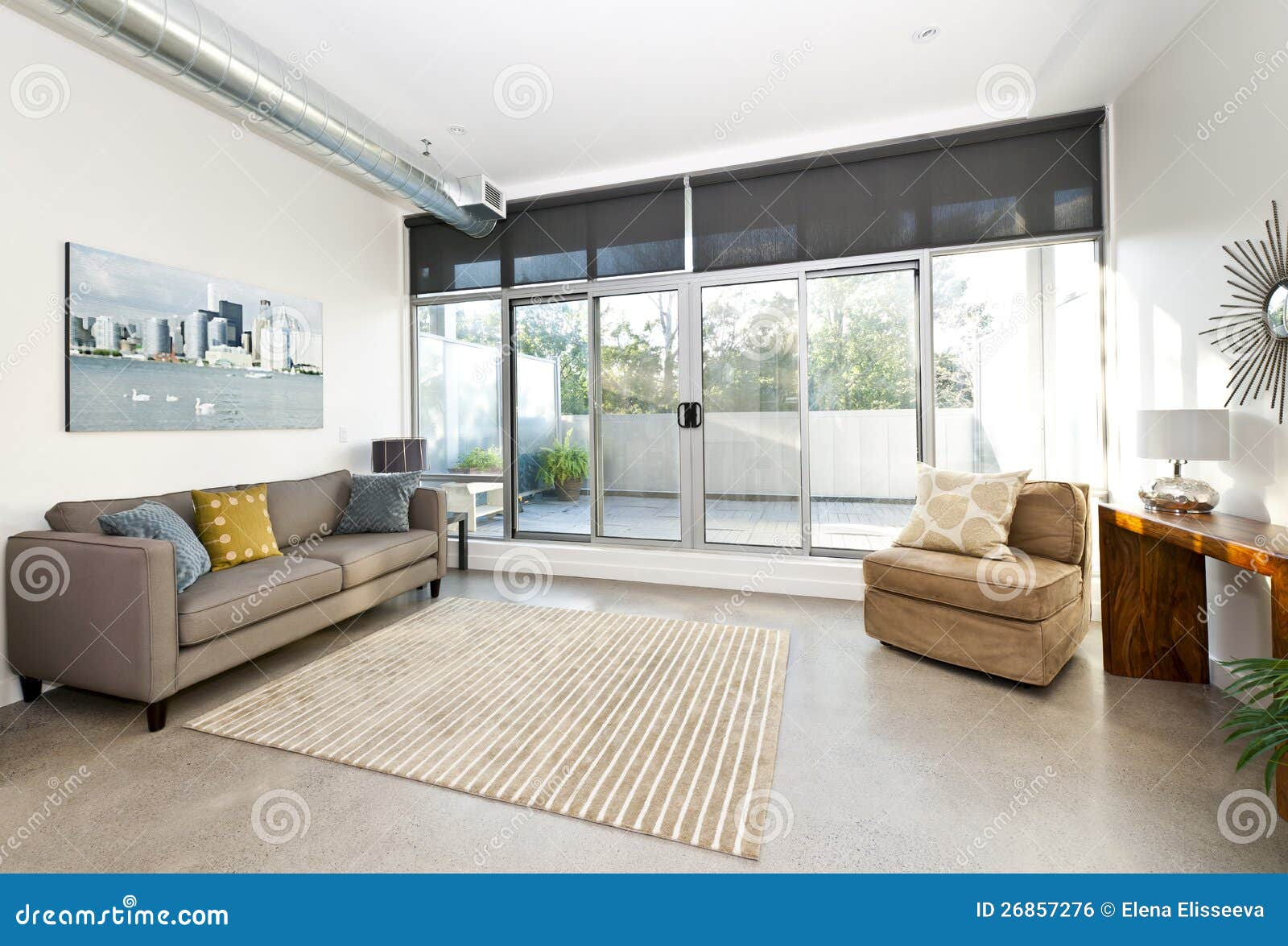 Geräumiges Wohnzimmer mit moderner Schiebetür Geräumiges Wohnzimmer mit moderner Schiebetür