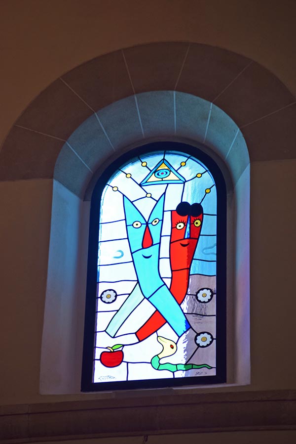 Bunte Bleiverglasung in einem Kirchenfenster Bunte Bleiverglasung in einem Kirchenfenster