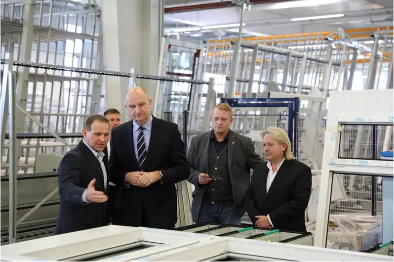 Besuch Minister Präsident Kopie Fertigungshalle für Fenster und Türen
