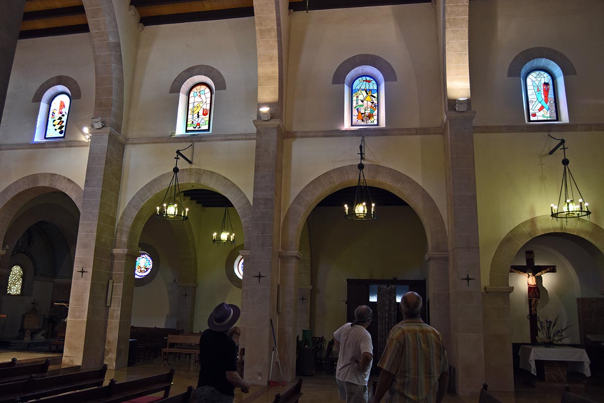 Anlage 2 Bunte Bleiverglasung in einem Kirchenfenster