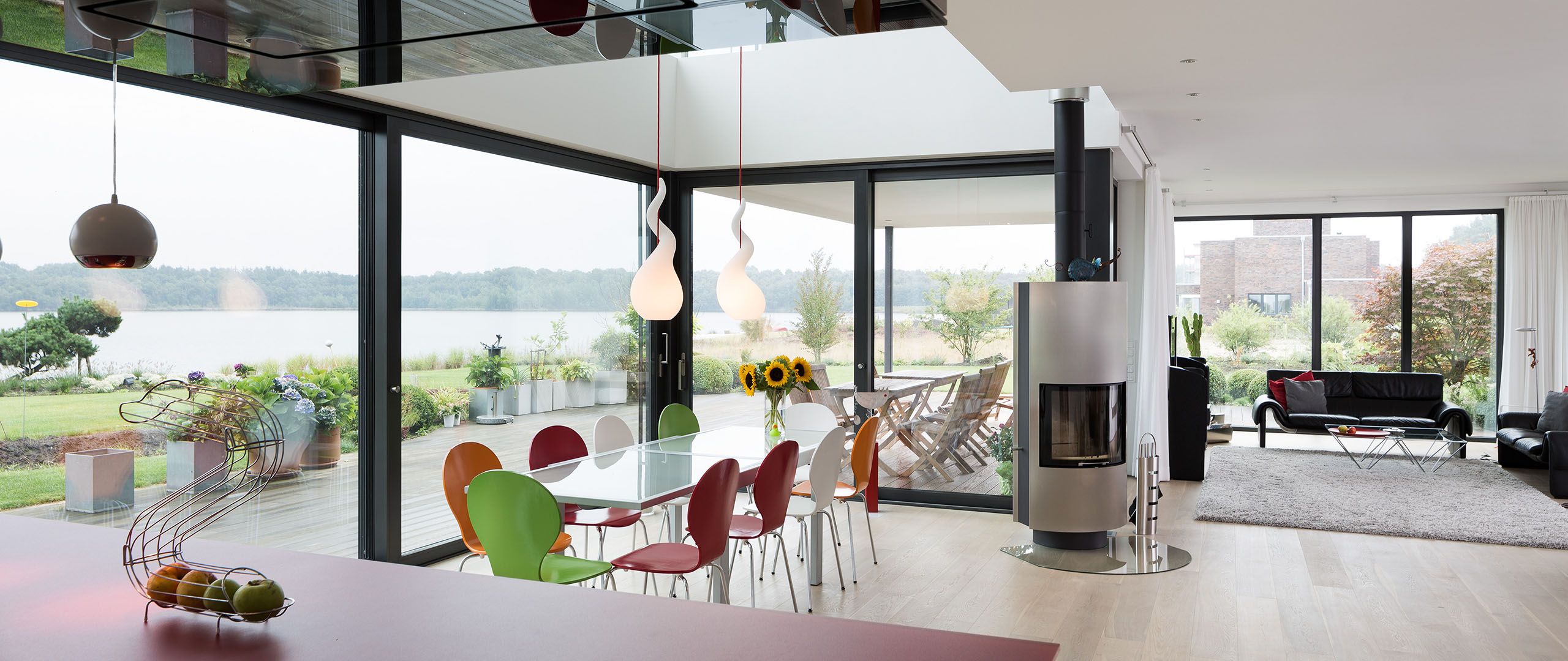 Anlage 4 Heller Raum durch große Glasfronten